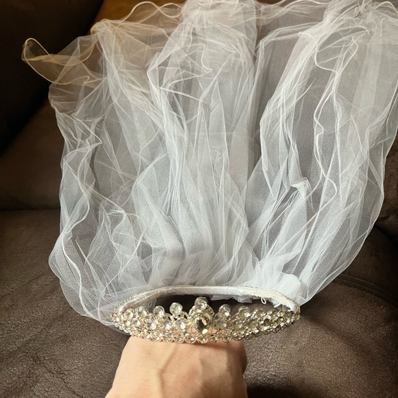 GIRLS WHITE DRESS WITH TIARA AND VEIL SIZE 8 - Picture 10 of 12